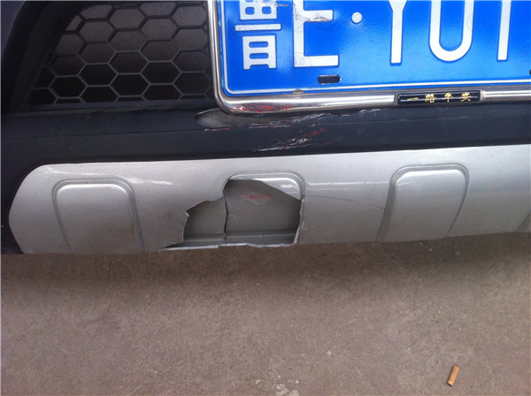 保險杠修復修復前