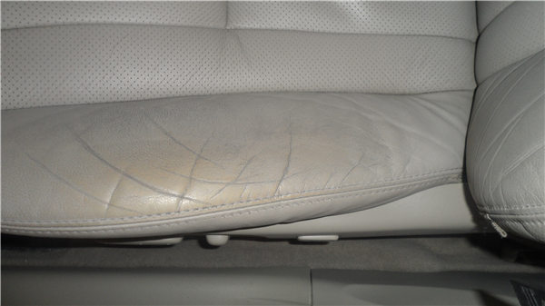 真皮座椅修復(fù)前