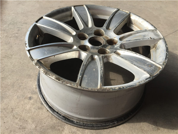 輪轂拉絲修復(fù)前